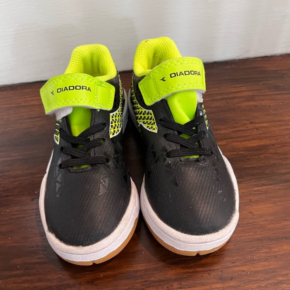 Diadora boys indoor soccer shoe size 8T - Picture 2 of 2